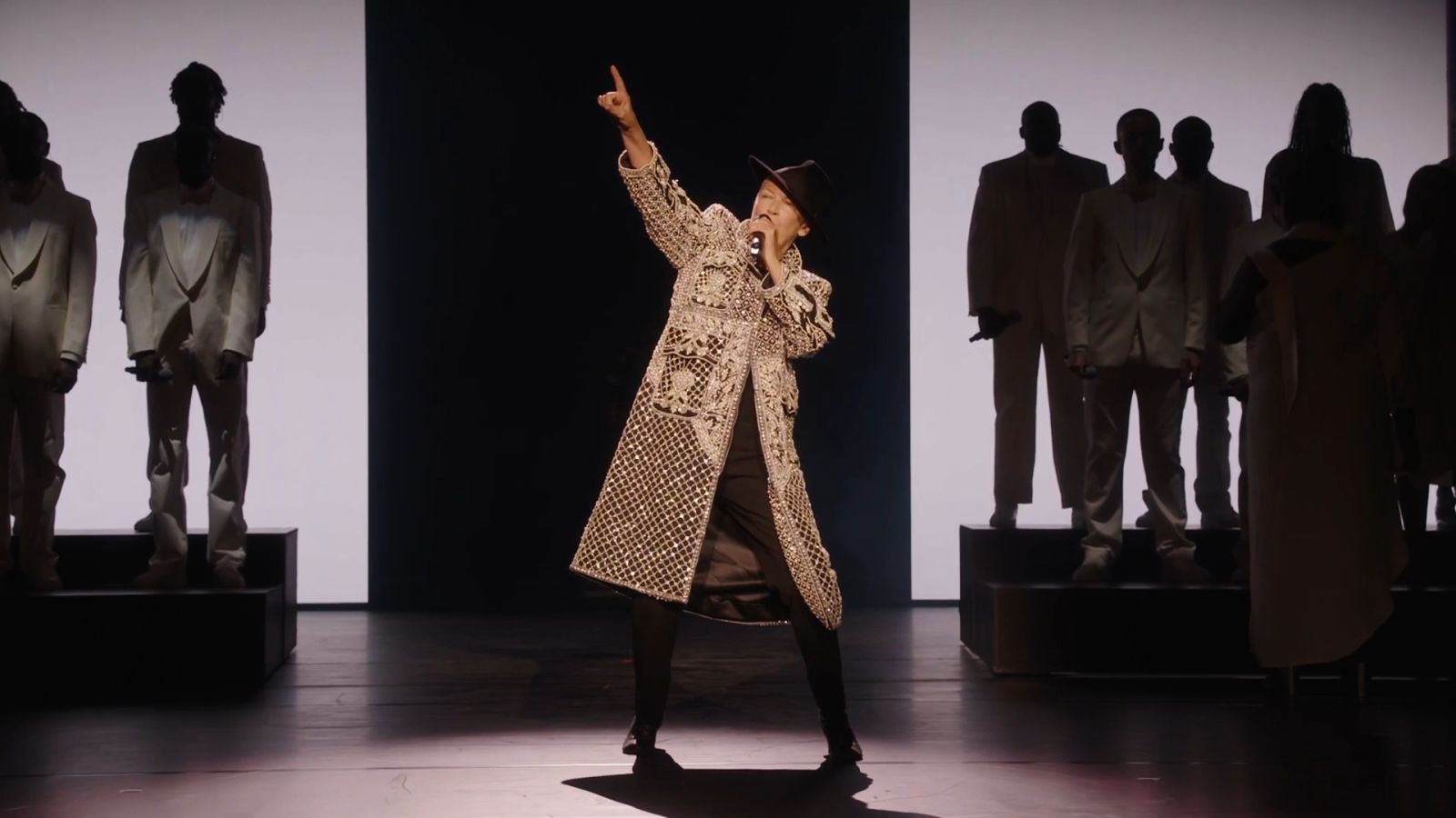 Annie Lennox Performs “Sweet Dreams (Are Made of This)” at Vogue World: London