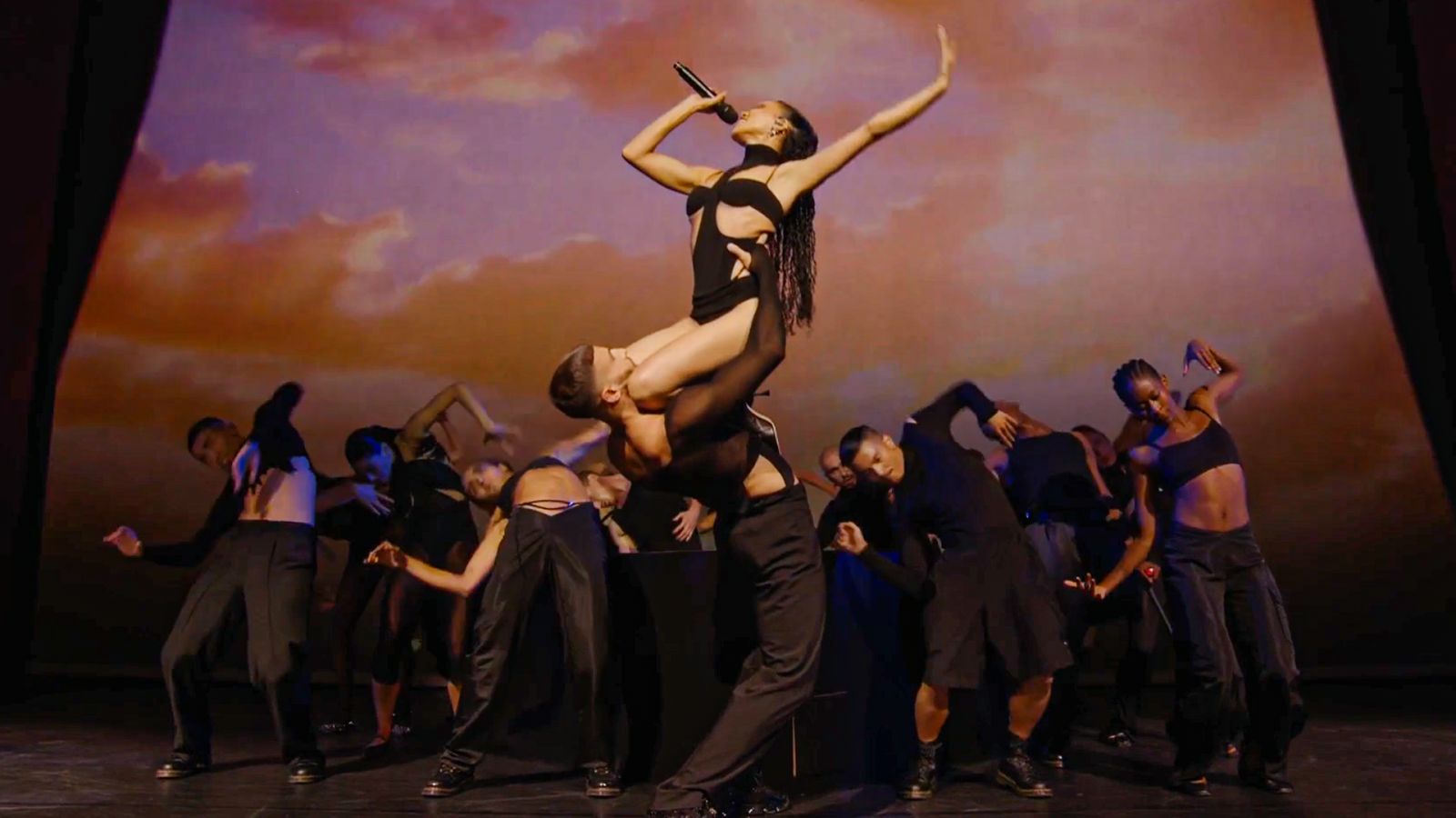 FKA Twigs Performs “It’s a Fine Day” at Vogue World: London