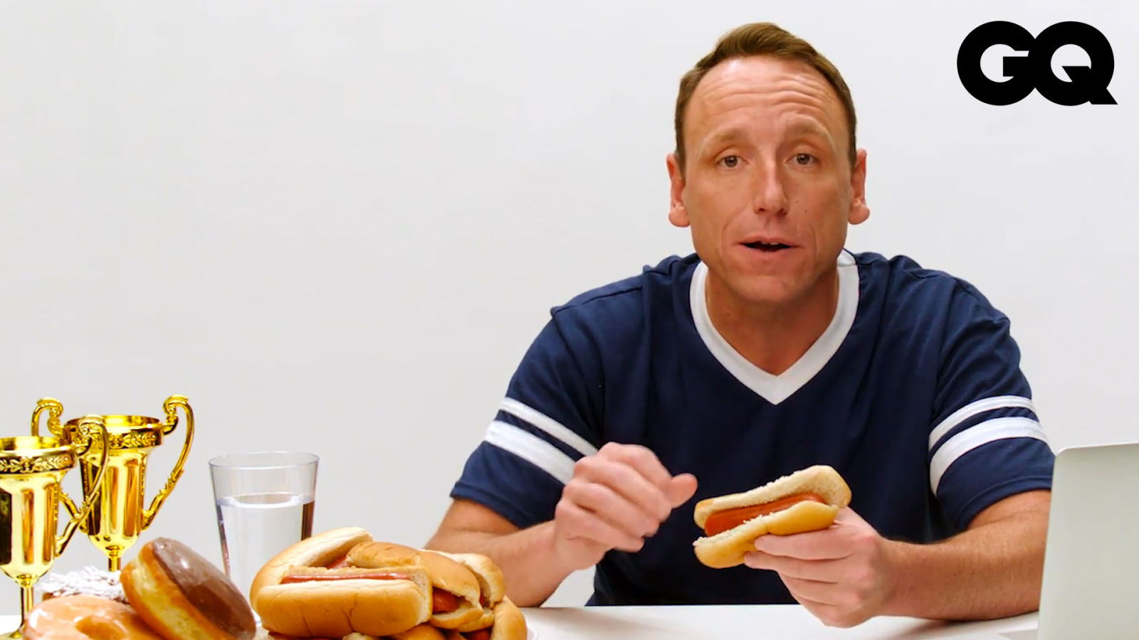 世界大胃王冠軍Joey Chestnut 揭開競食神秘面紗！賽後增重9公斤怎麽不會胖？為什麼都要配水吃？ 在吃到飽餐廳特訓？｜名人專業問答｜GQ Taiwan