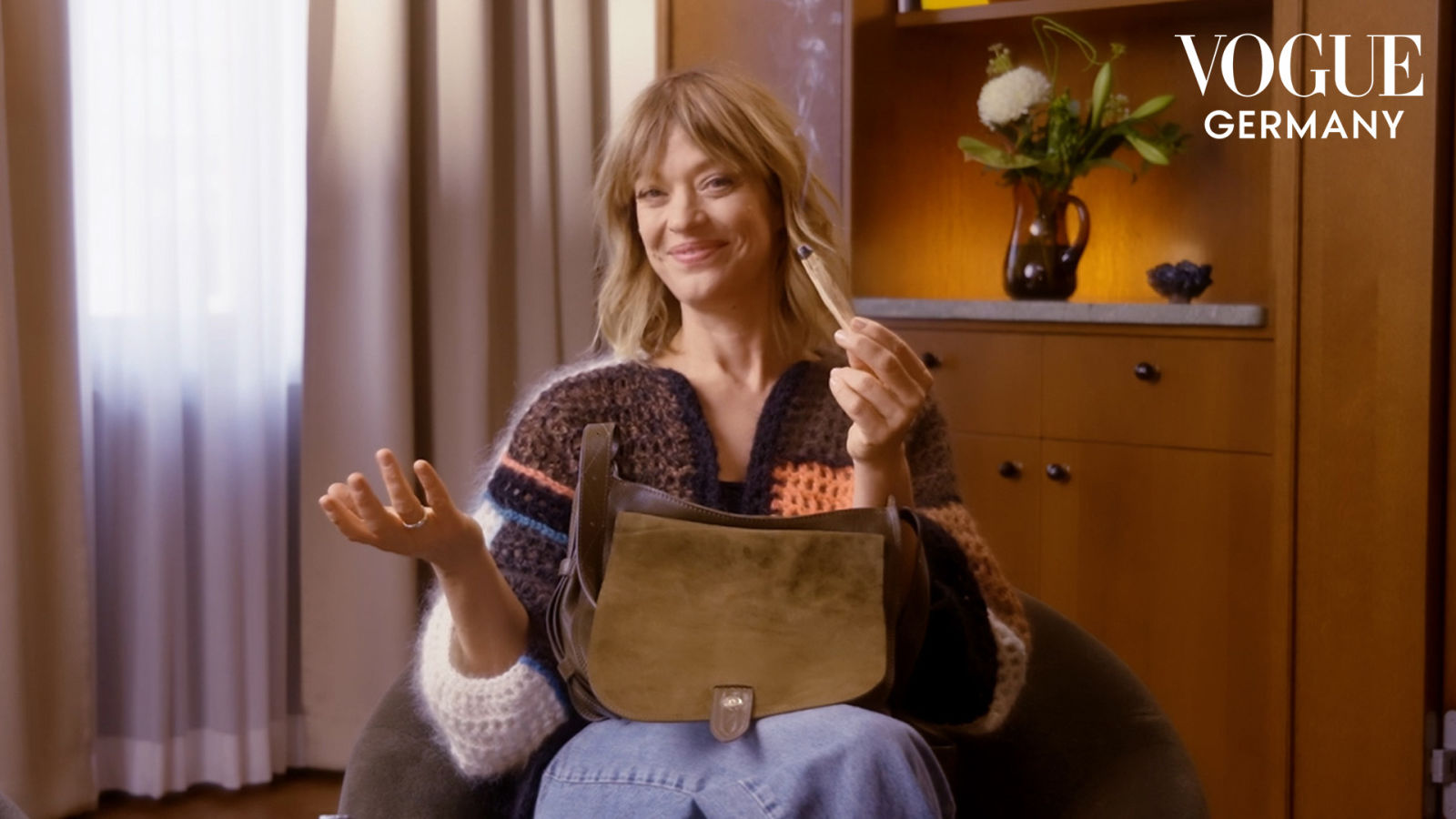 Heike Makatsch öffnet ihre Tasche – mit Tarotkarten und Gua Sha | In the Bag | VOGUE Germany