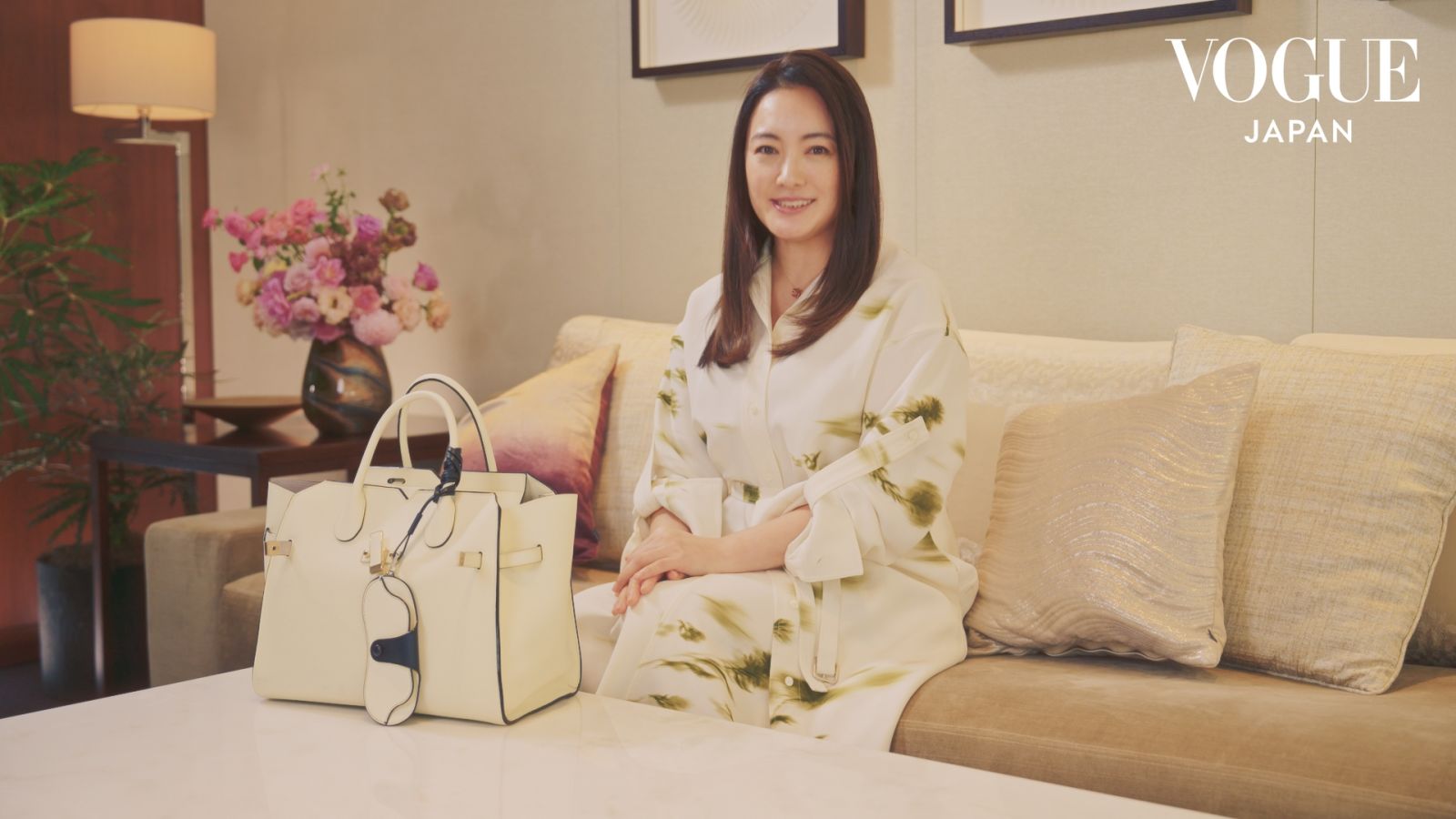 仲間由紀恵のバッグの中身は? セルフケアグッズやお気に入りの文房具などを紹介。| In The Bag