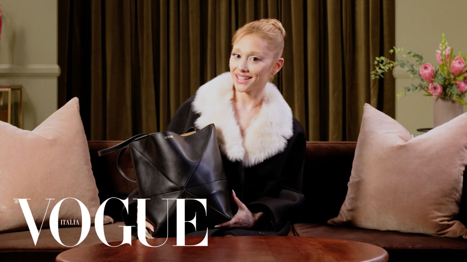 Ariana Grande svela gli oggetti del cuore che non mancano mai nella sua borsa