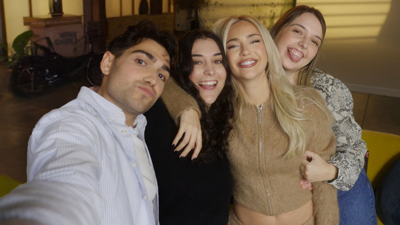 Ana Mena responde a las preguntas de sus fans