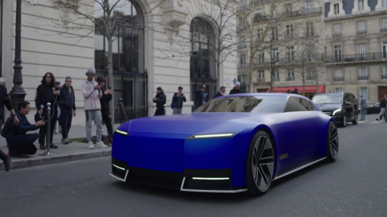 Barry Keoghan alla guida della Jaguar Type 00