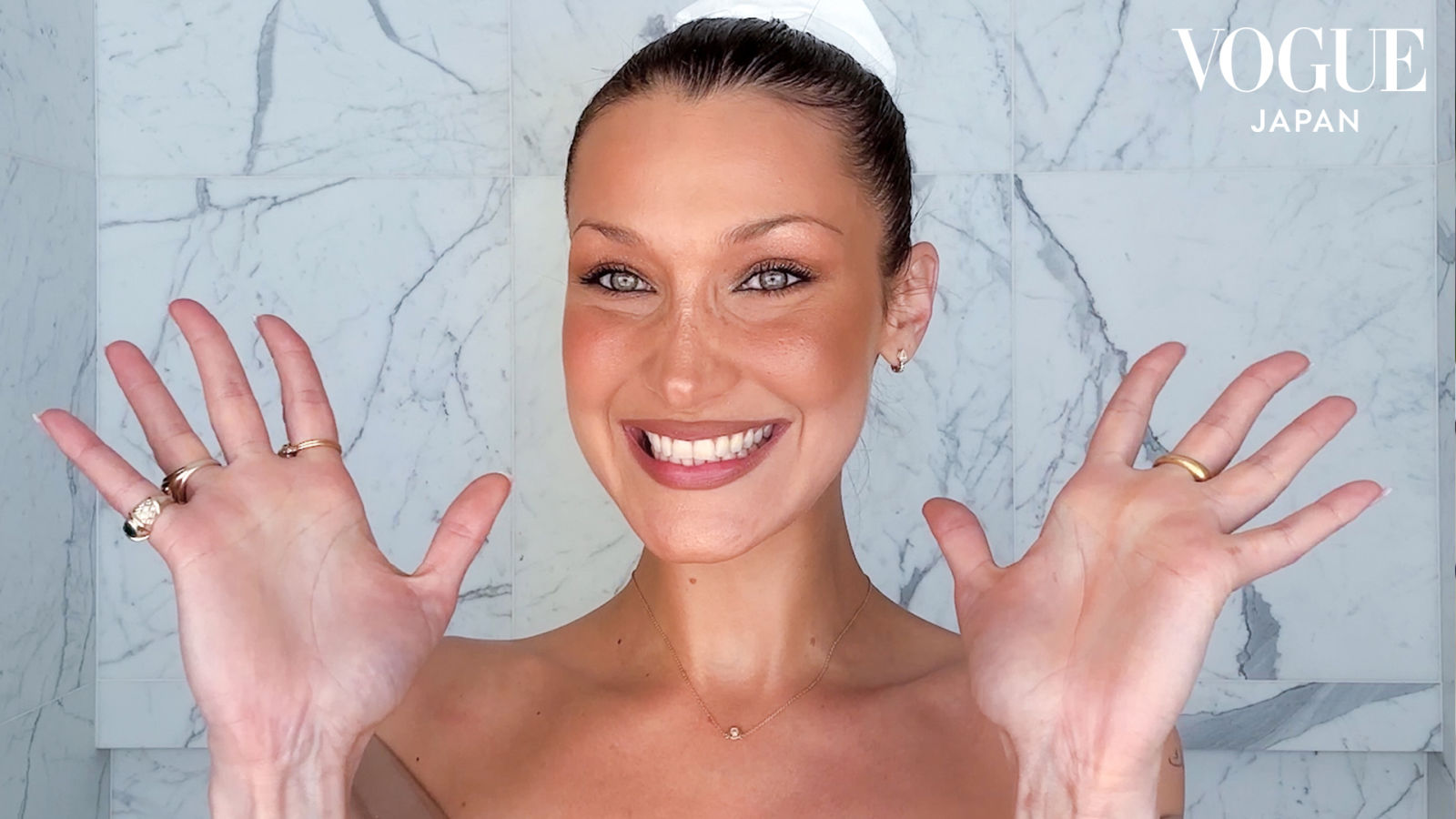 ベラ・ハディッド流、目元が主役のナチュラルメイク。| Beauty Secrets