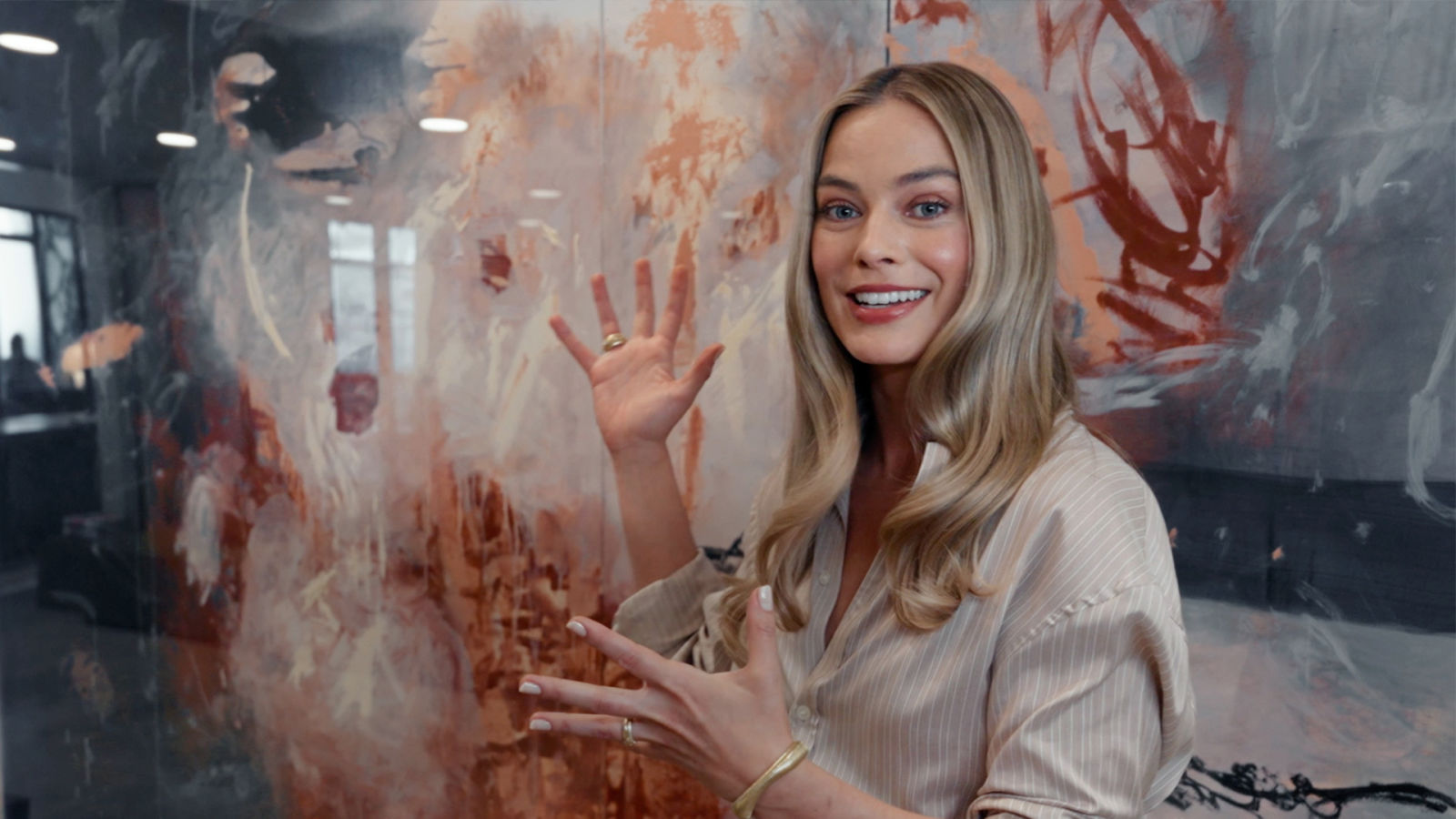 Margot Robbie nos enseña las nuevas oficinas de LuckyChap | De puertas adentro