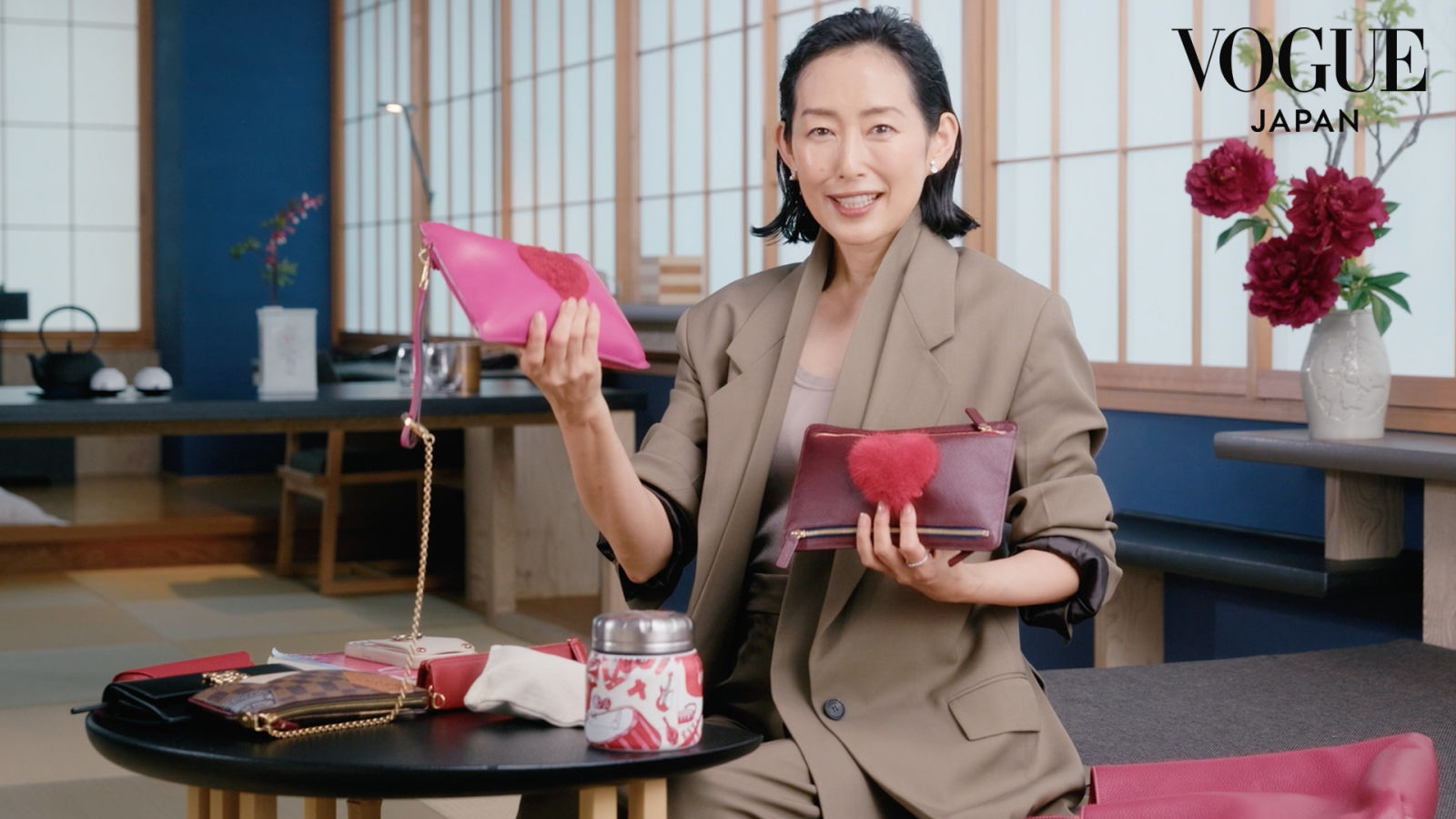 木村多江、バッグの中身を披露。気品の奥にのぞく、意外な素顔とは？ | In The Bag