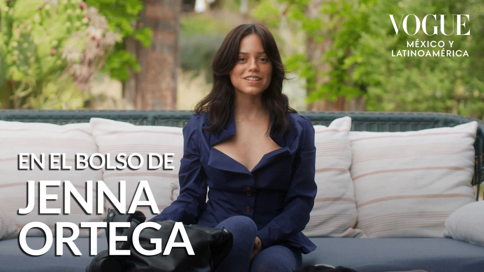 Jenna Ortega revela lo que hay dentro de su bolsa | En el bolso