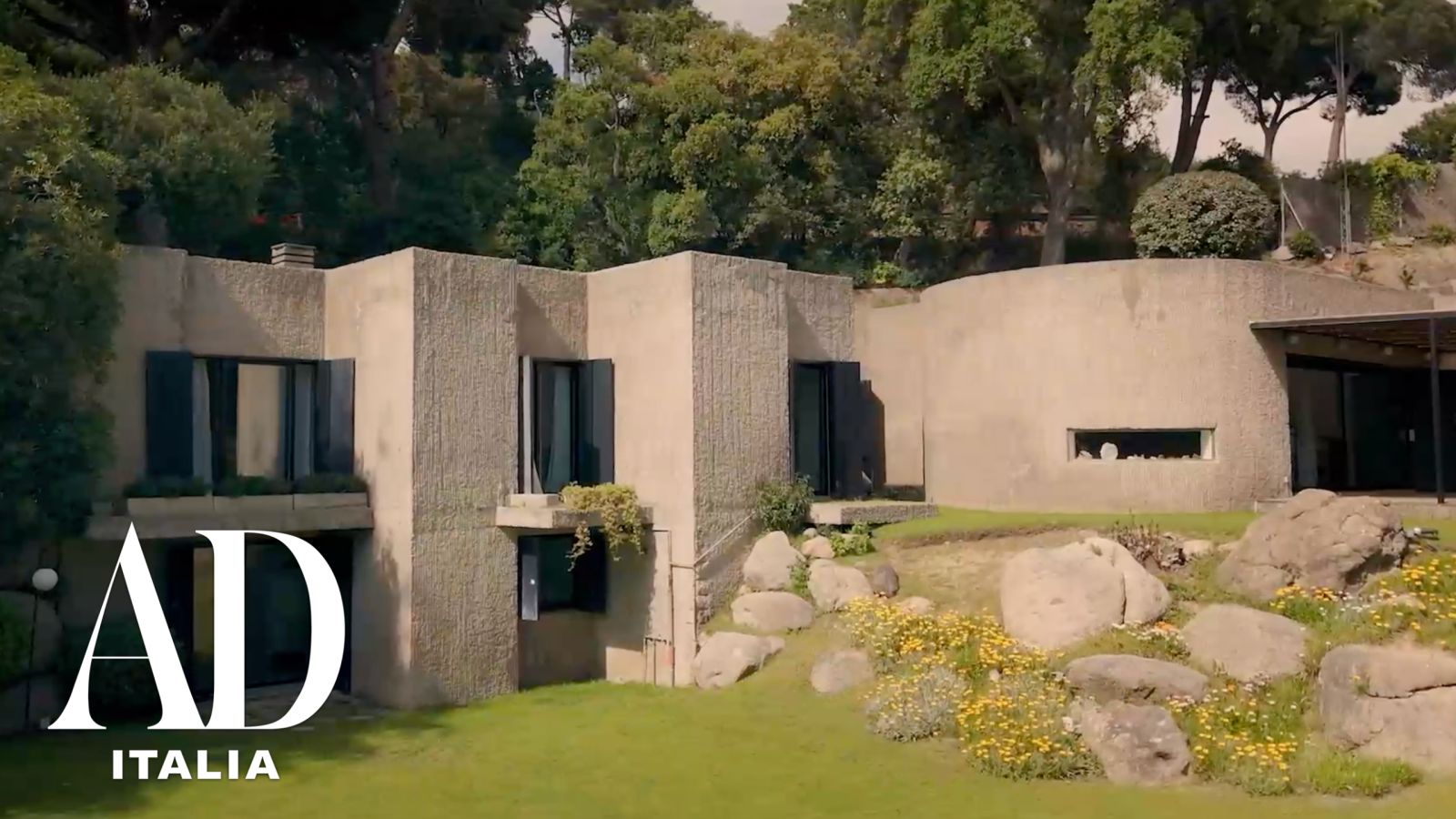 Dentro Semienterrada, la casa semi-interrata immersa nel verde a nord di Barcellona