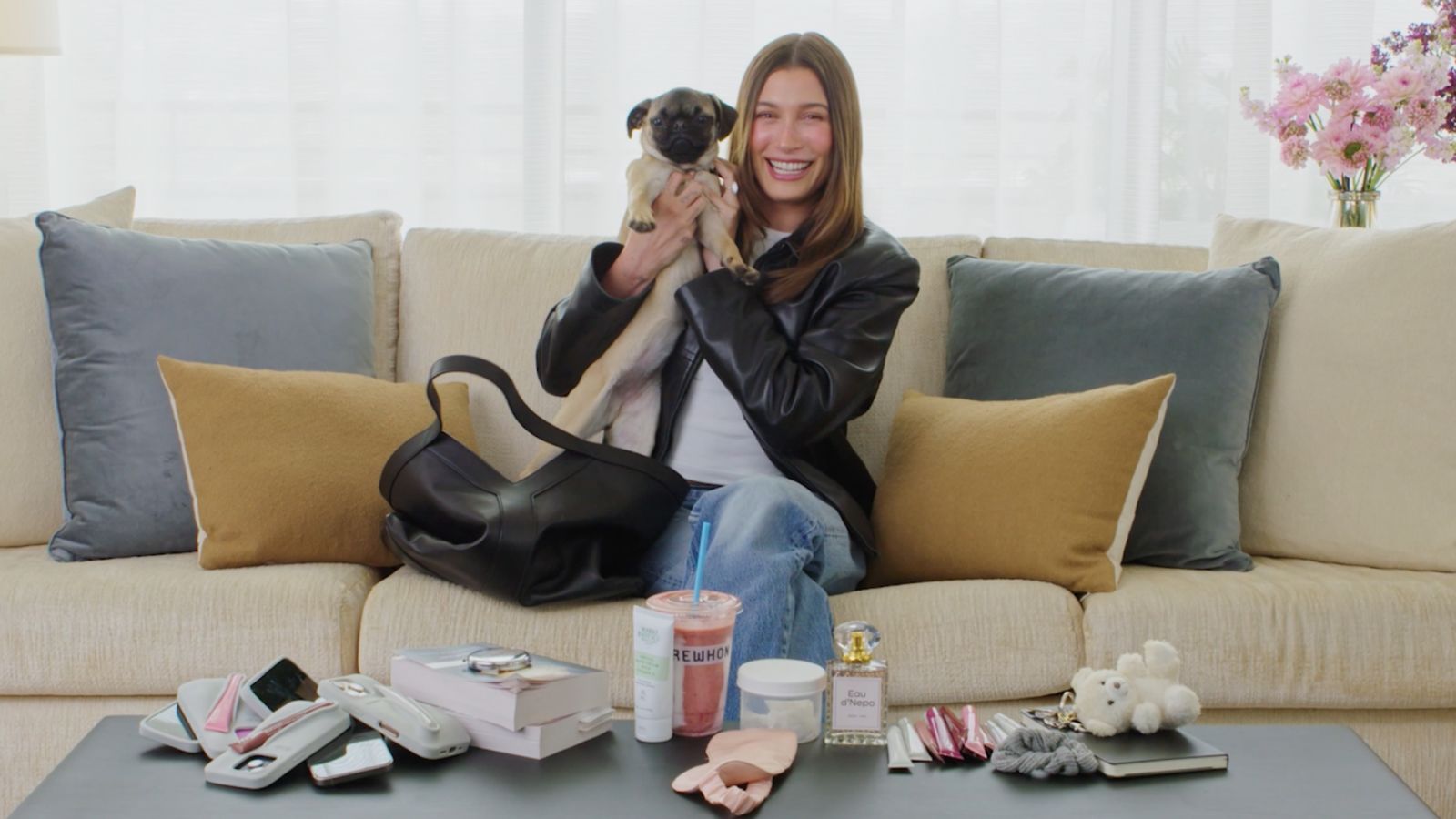 Hailey Bieber svela cosa non può mancare nella sua borsa