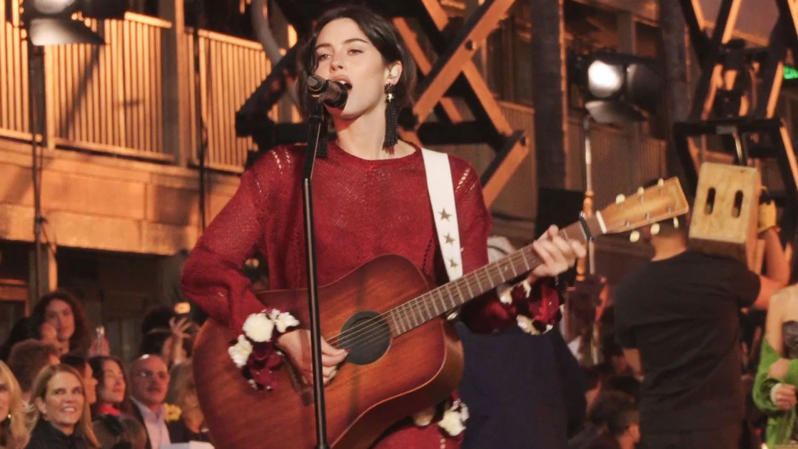 Gracie Abrams Performs "I Feel the Earth Move"
"That
s So True" Live at Vogue World: Hollywood
