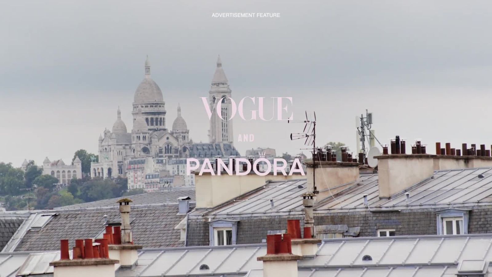 Negli scatti di Vogue, con i gioielli Talisman di Pandora, Myha’la è La Chanceuse, la fortunata