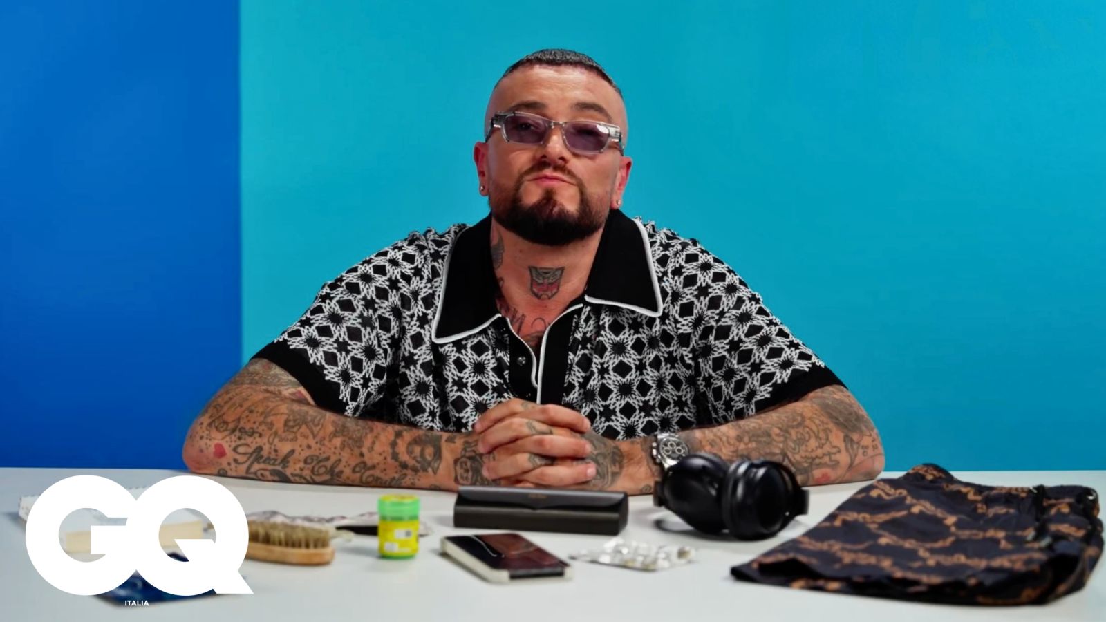 Guè racconta quali sono gli oggetti di cui non può fare a meno
