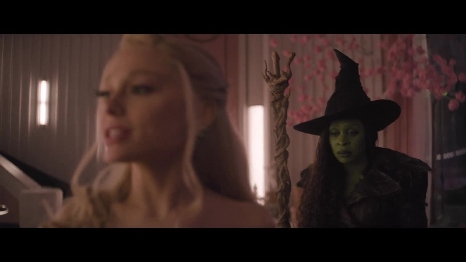 Il confronto in salotto tra Elphaba e Glinda: "Devi fidarti di me"