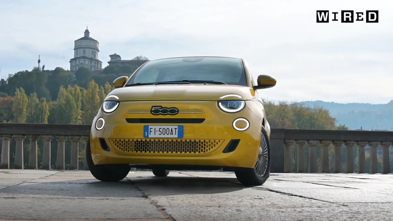 Nuova Fiat 500 Hybrid, Torino riaccende la sua icona più pop