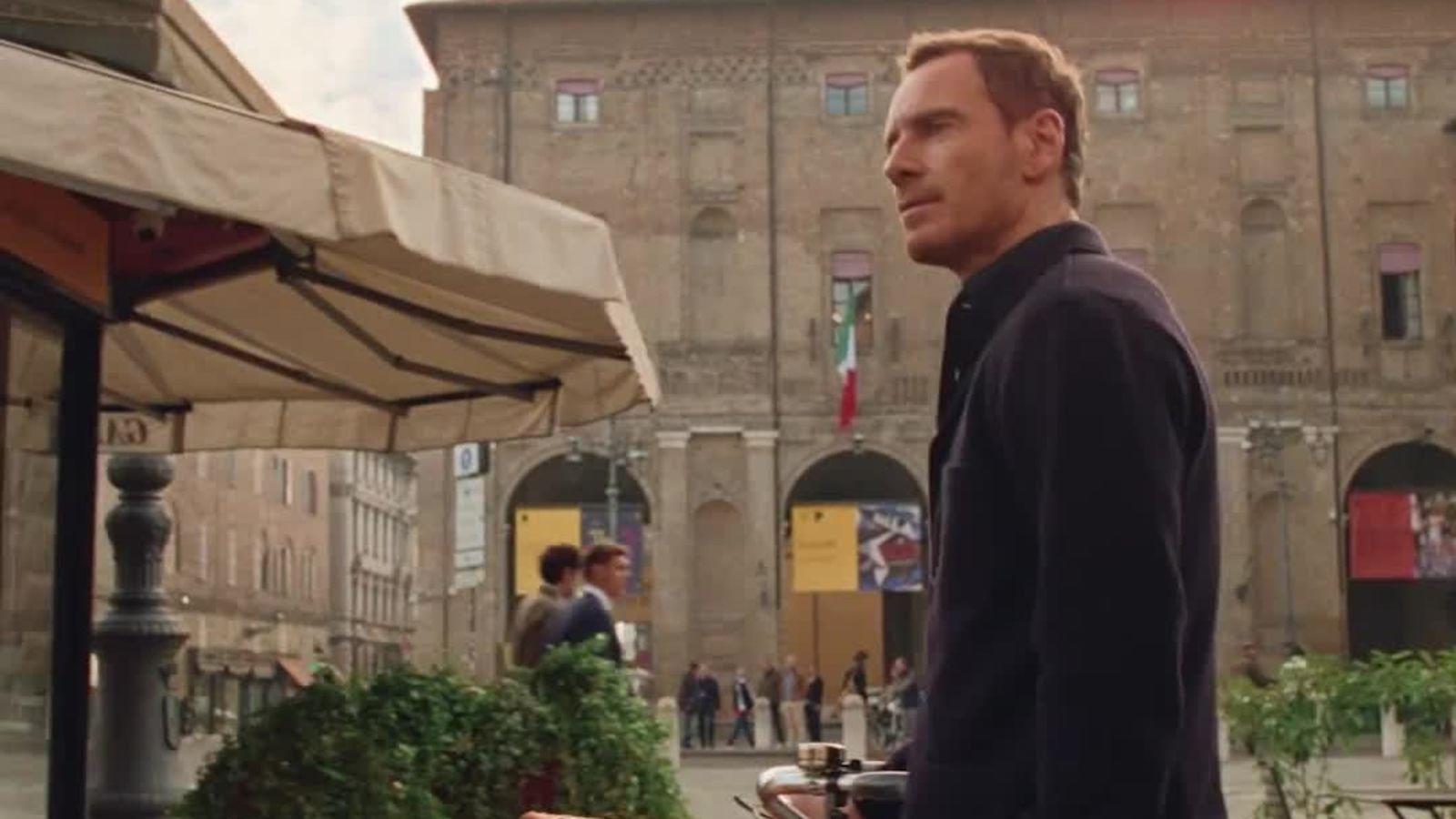 Michael Fassbender racconta l’arte di vivere italiana per Acqua di Parma