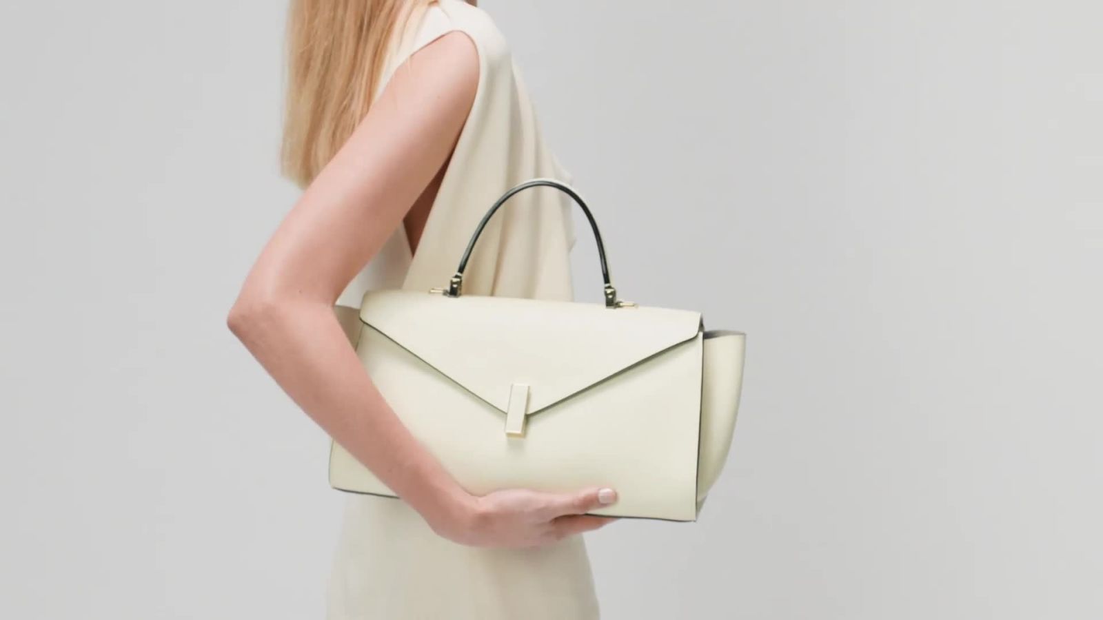 Valextra si fa effortless con la nuova Iside Editor, una borsa “milanese” e moderna