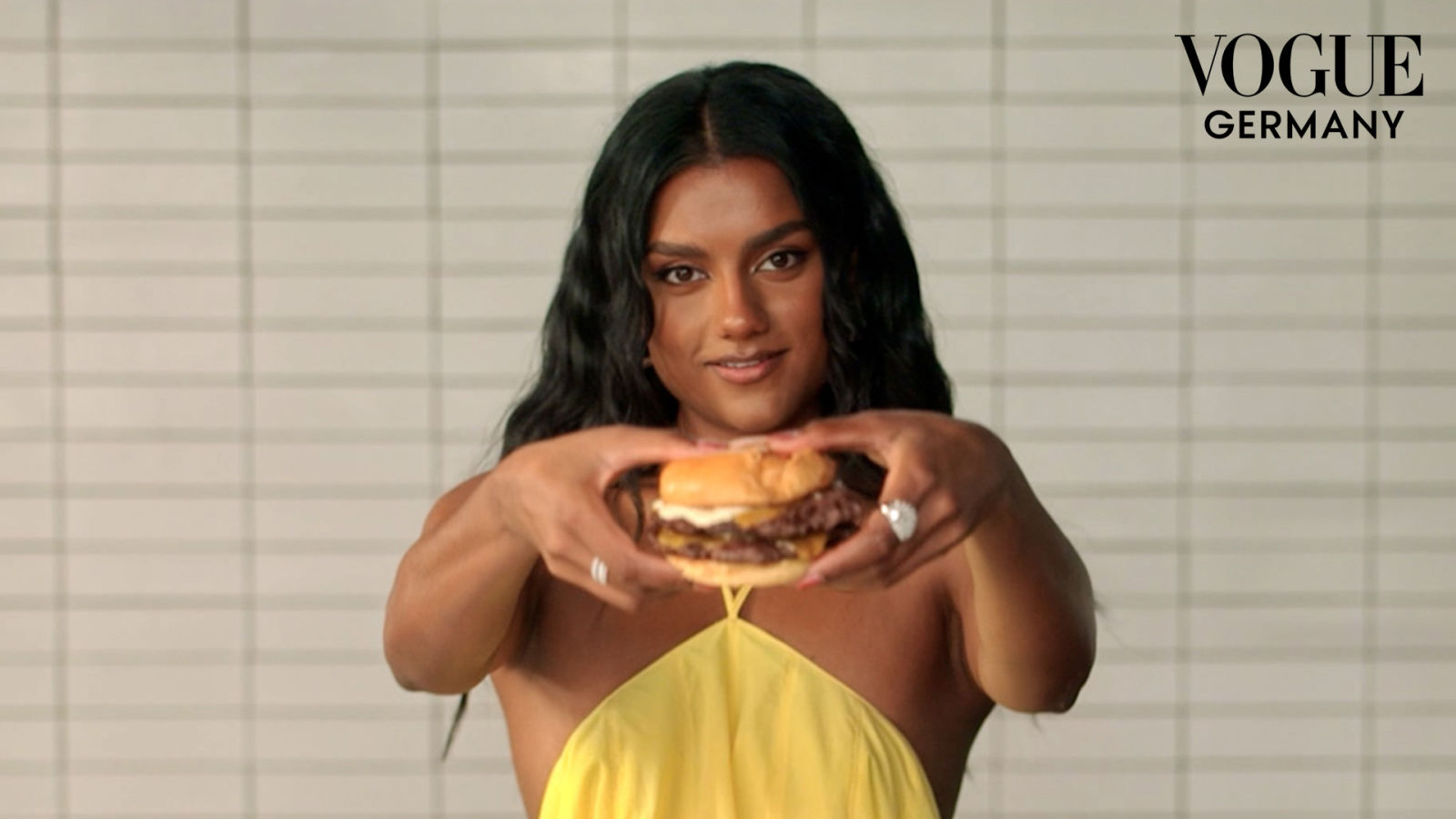 Simone Ashley zeigt, wie man den perfekten Smashburger macht