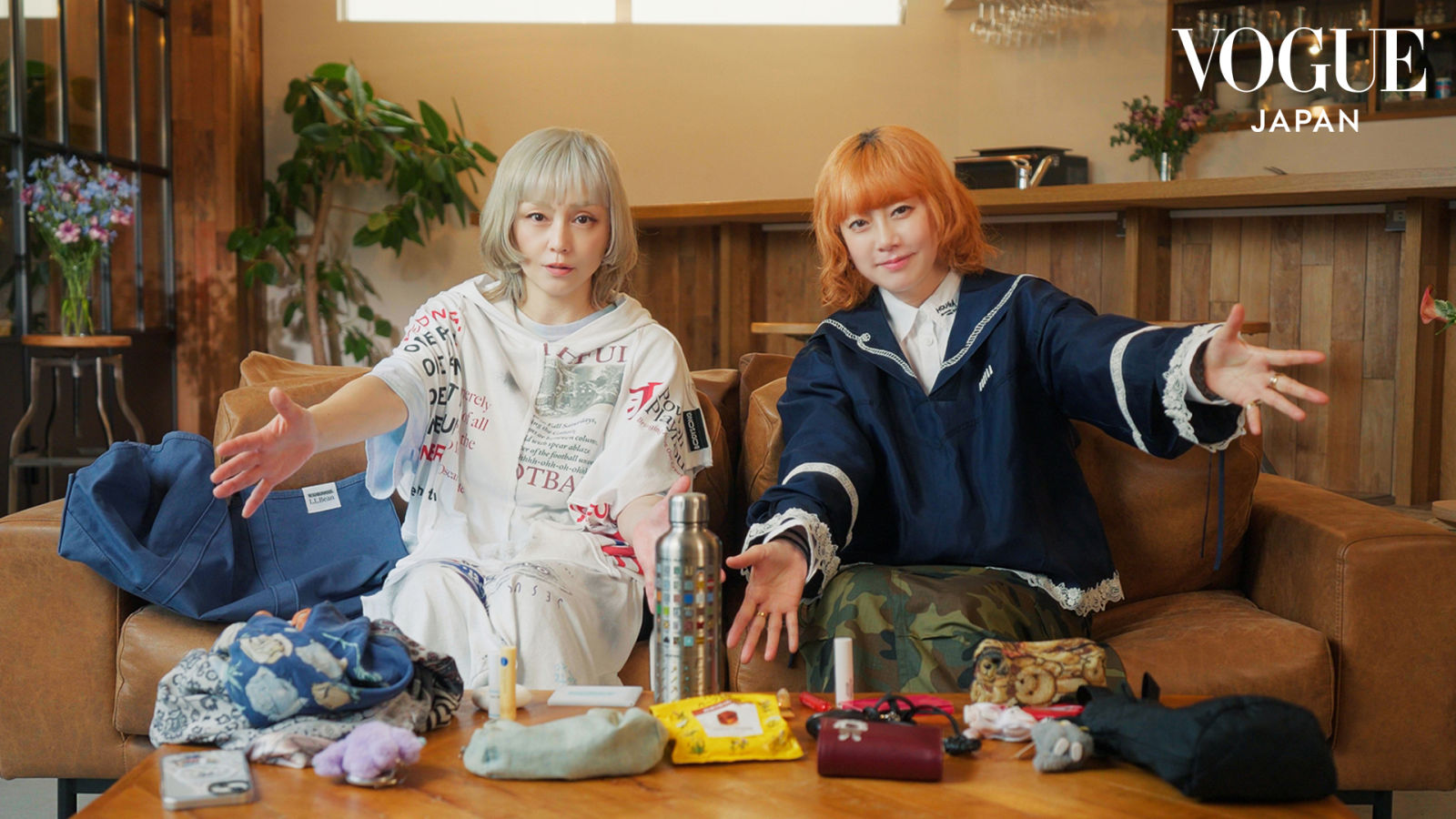PUFFYの大貫亜美と吉村由美がバッグの中身を公開！「らしさ」溢れるユニークなアイテムたち。| In The Bag