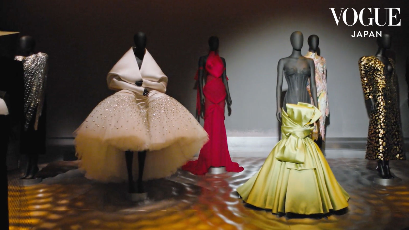 スキャパレリのクリエイティブ・ディレクターと巡る、歴代の衣装コレクション。| Objects of Affection | VOGUE JAPAN