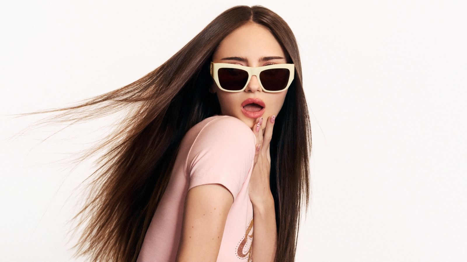 Forever Guess, la nuova campagna di Guess Eyewear con Leni Klum