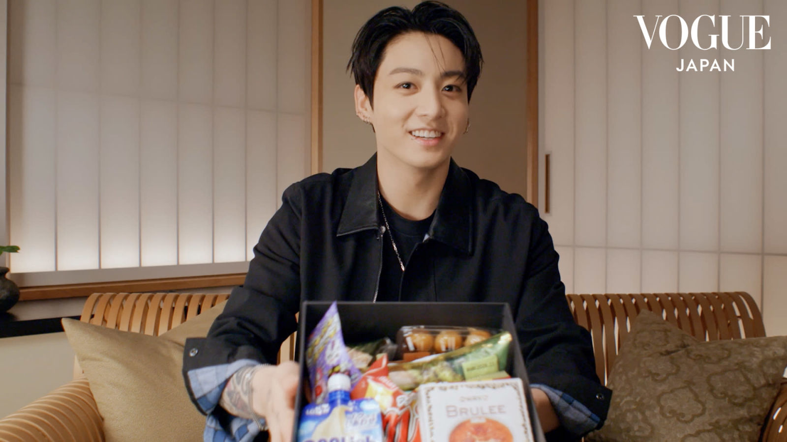 JUNG KOOKがセブンイレブンのお菓子を試食！| VOGUE JAPAN