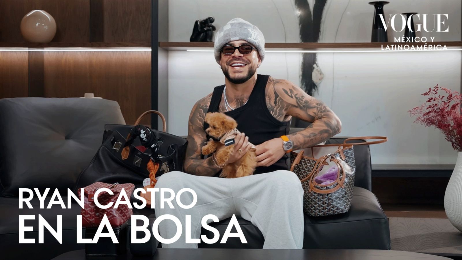 El cantante colombiano Ryan Castro revela todo lo que trae en su gran bolso | En el bolso
