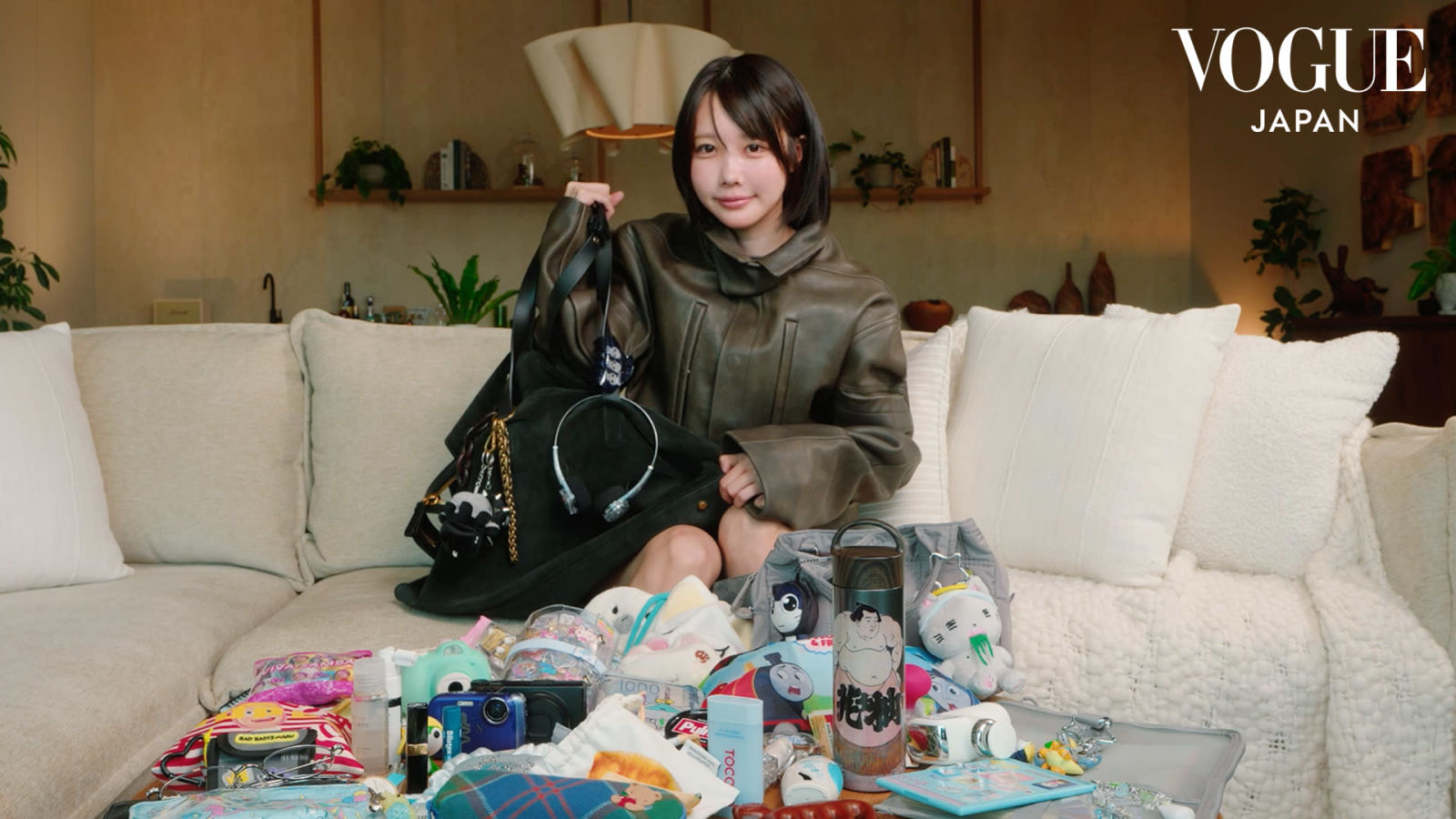 あのちゃんがお仕事バッグの中身を大公開！大量のキャラクターグッズやシール帳、鯨の骨etc  | In The Bag