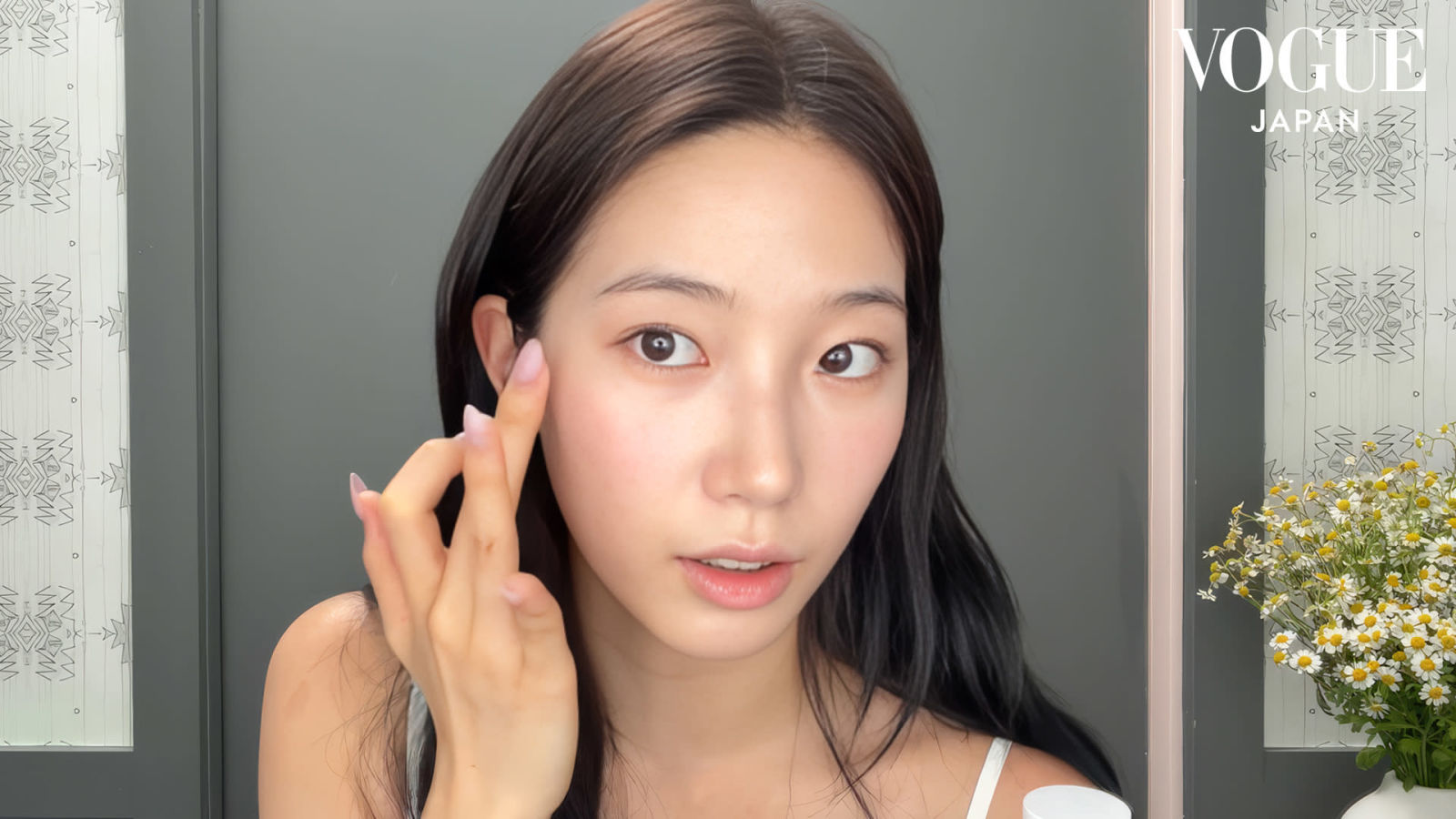 LE SSERAFIM KAZUHAが、朝のスキンケアと普段のメイクを公開。| Beauty Secrets | VOGUE JAPAN