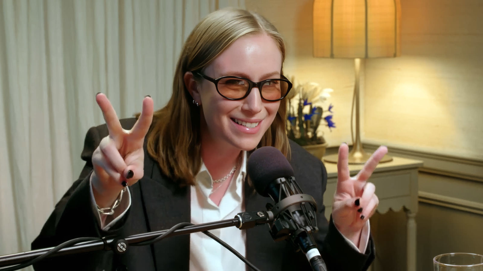 Hannah Einbinder Hides Her Emmy and Actually Loves Magicians