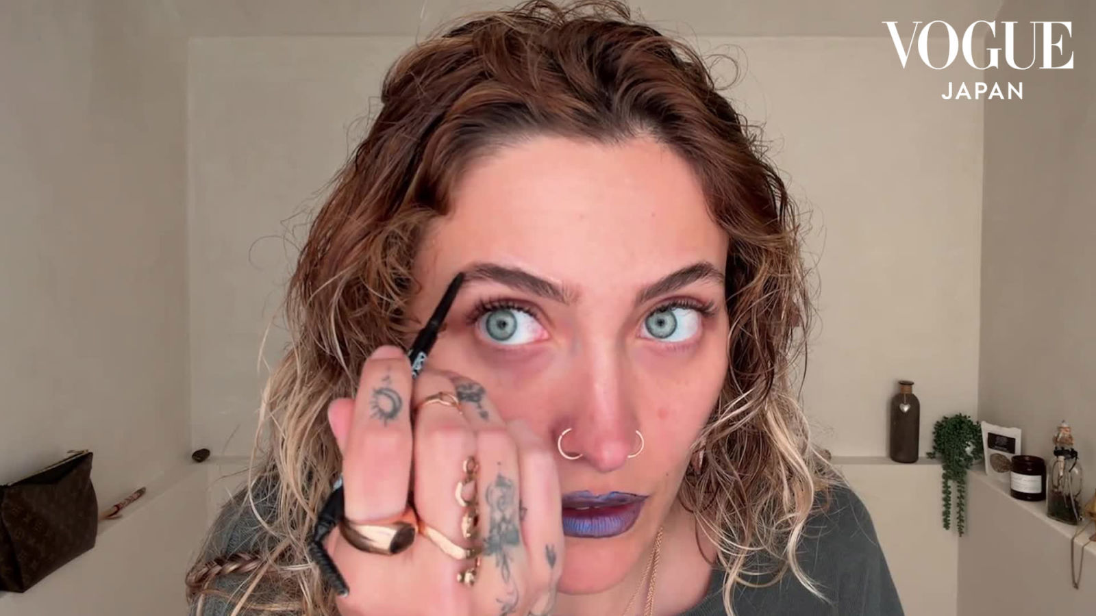 マイケル・ジャクソンの娘、パリス・ジャクソンの普段のヘアケアとメイクアップ・ルーティン。| Beauty Secrets | VOGUE JAPAN