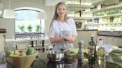 Саша Новикова готовит утренний салат с сальсой из авокадо и яйцом пашот