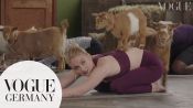 Extreme Wellness: Ziegen-Yoga mit Sophie Turner