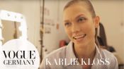 Karlie Kloss' ungewöhnliche Pre-Show Routine | Berlin Fashion Week | VOGUE Behind the Scenes