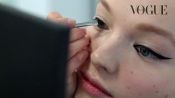 Как сделать кожу идеальной: универсальный макияж с черными стрелками