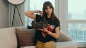 Emily Ratajkowski muestra todo lo que guarda la supermodelo en su bolso Miu Miu