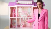 Watch Margot Robbie nos enseña la casa de la película Barbie