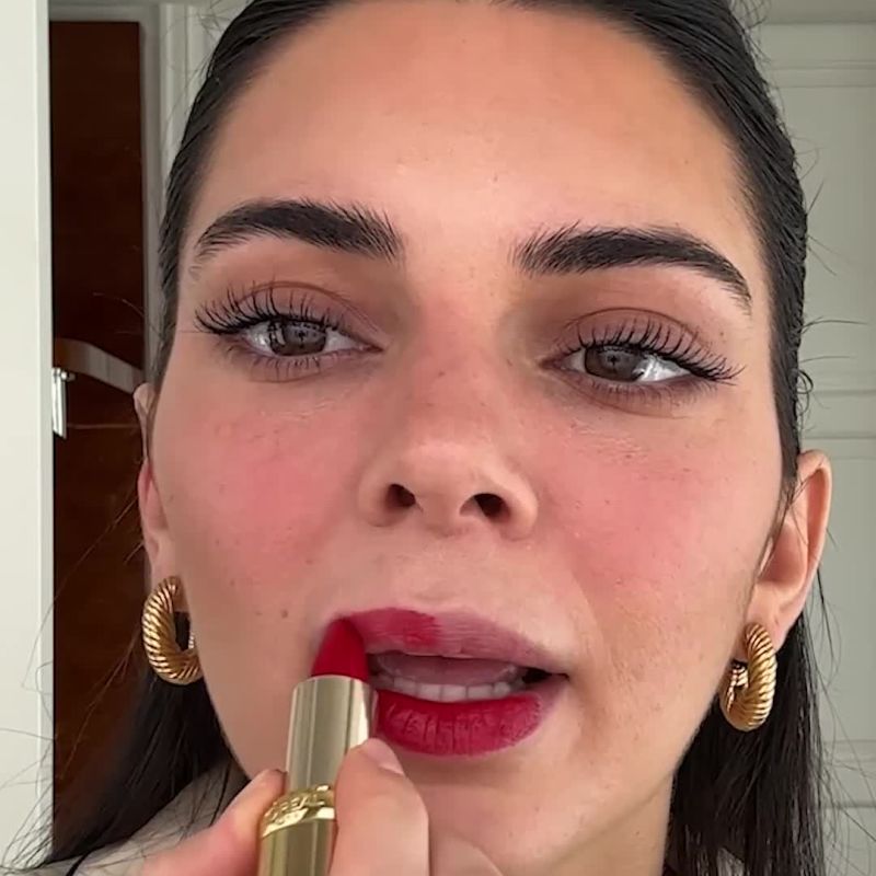 Kendall Jenner nos enseña cómo se hace los labios sin perfilar