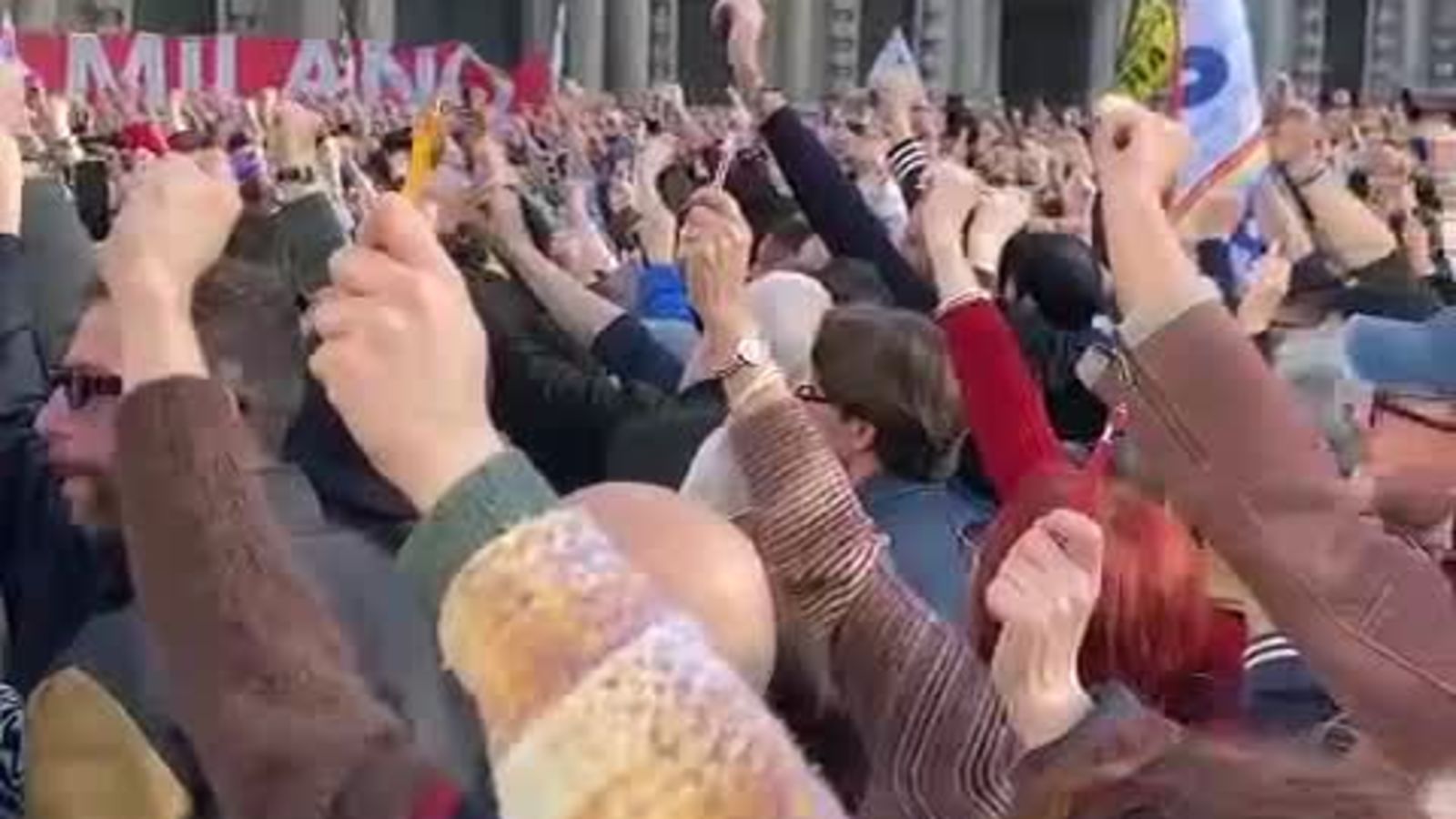 Il flash mob durante la manifestazione «Giù le mani»