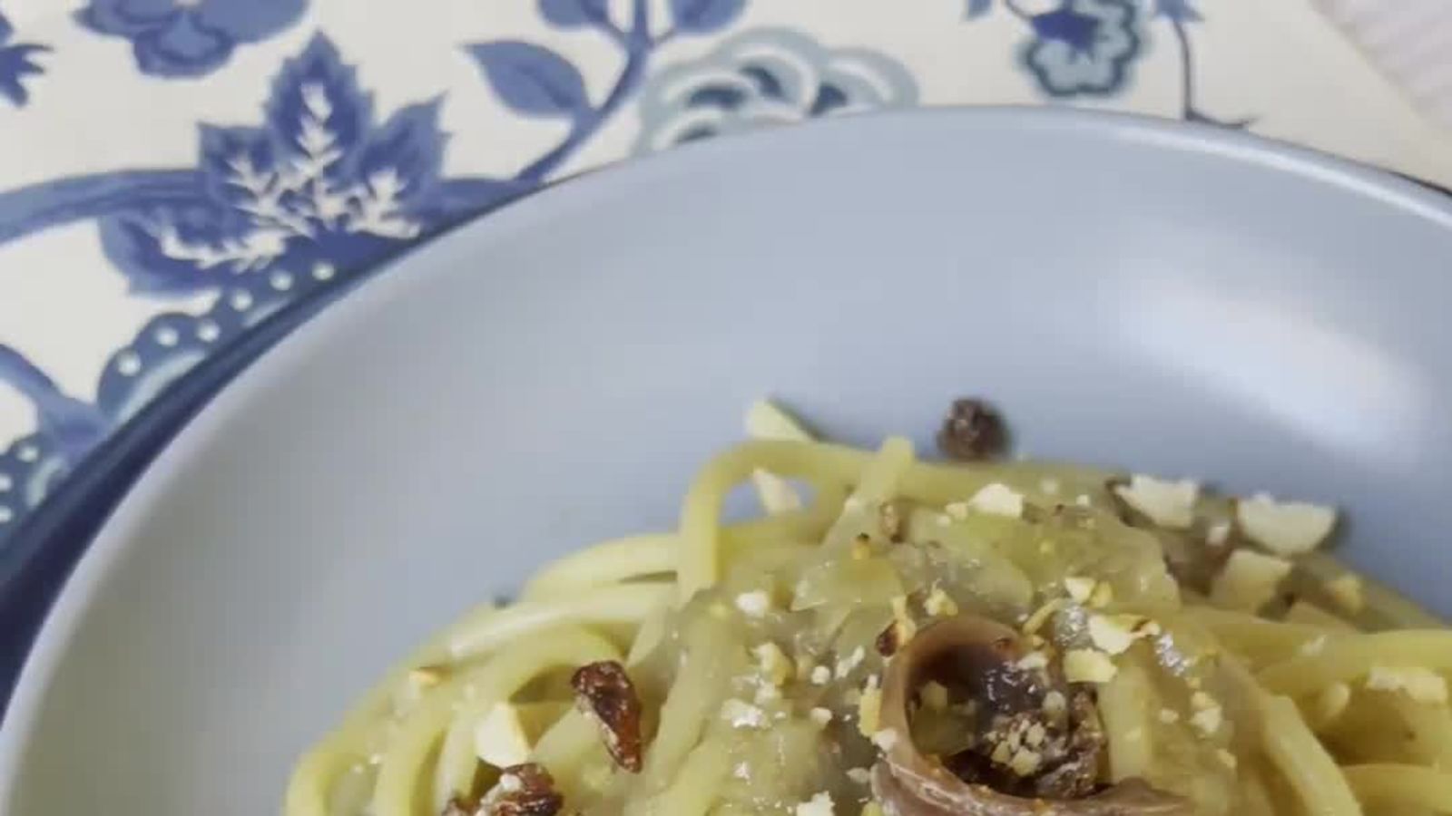 Bucatini, acciughe e cipolla: 3 ingredienti per un primo facile