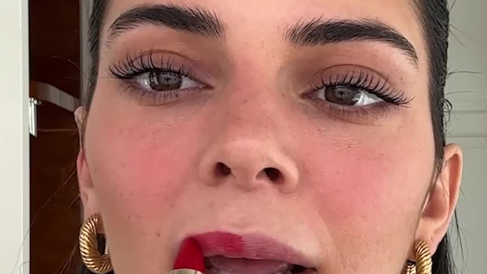 Kendall Jenner nos enseña cómo se hace los labios sin perfilar