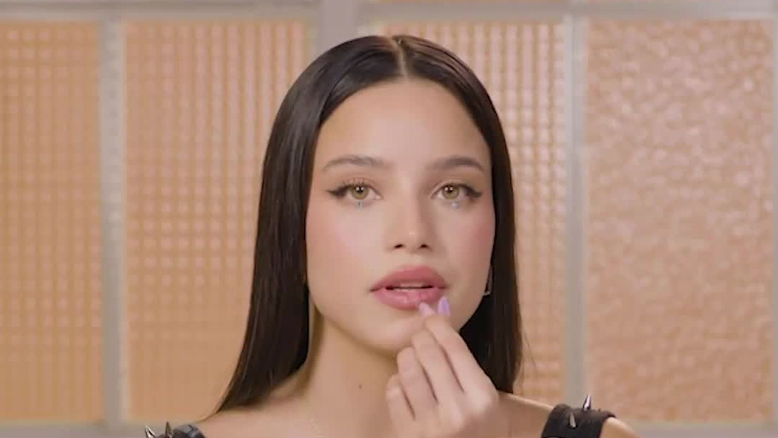 Emilia Mernes nos enseña su mascarilla labial favorita