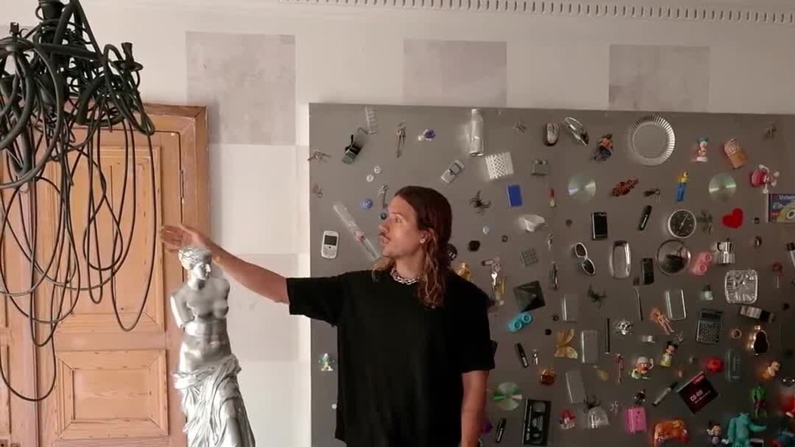 Harry Nuriev ci ha aperto le porte del suo appartamento situato nel VI arrondissement di Parigi