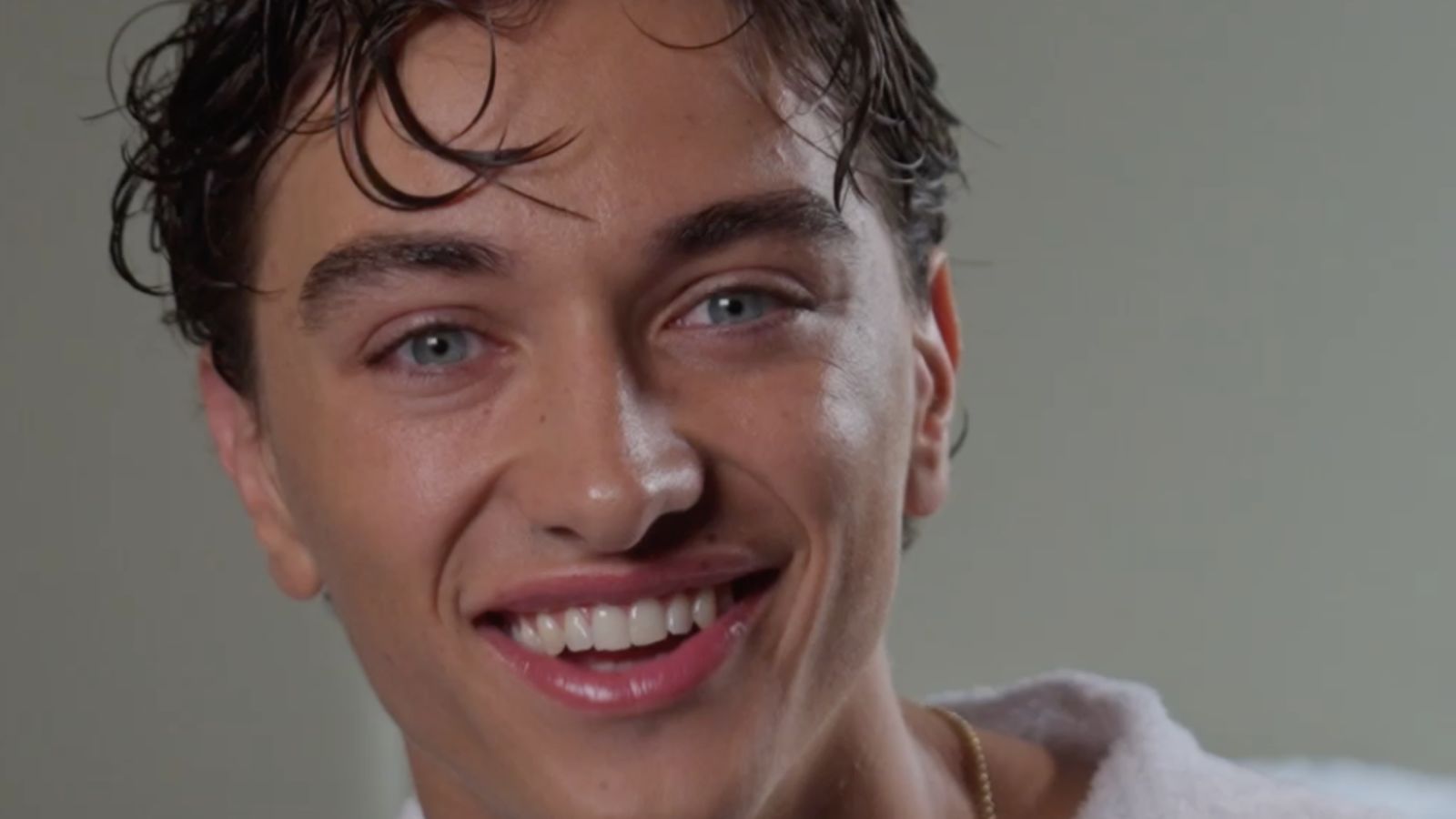 Gavin Casalegno si prepara per la sfilata di Dolce&Gabbana alla Milano Fashion Week