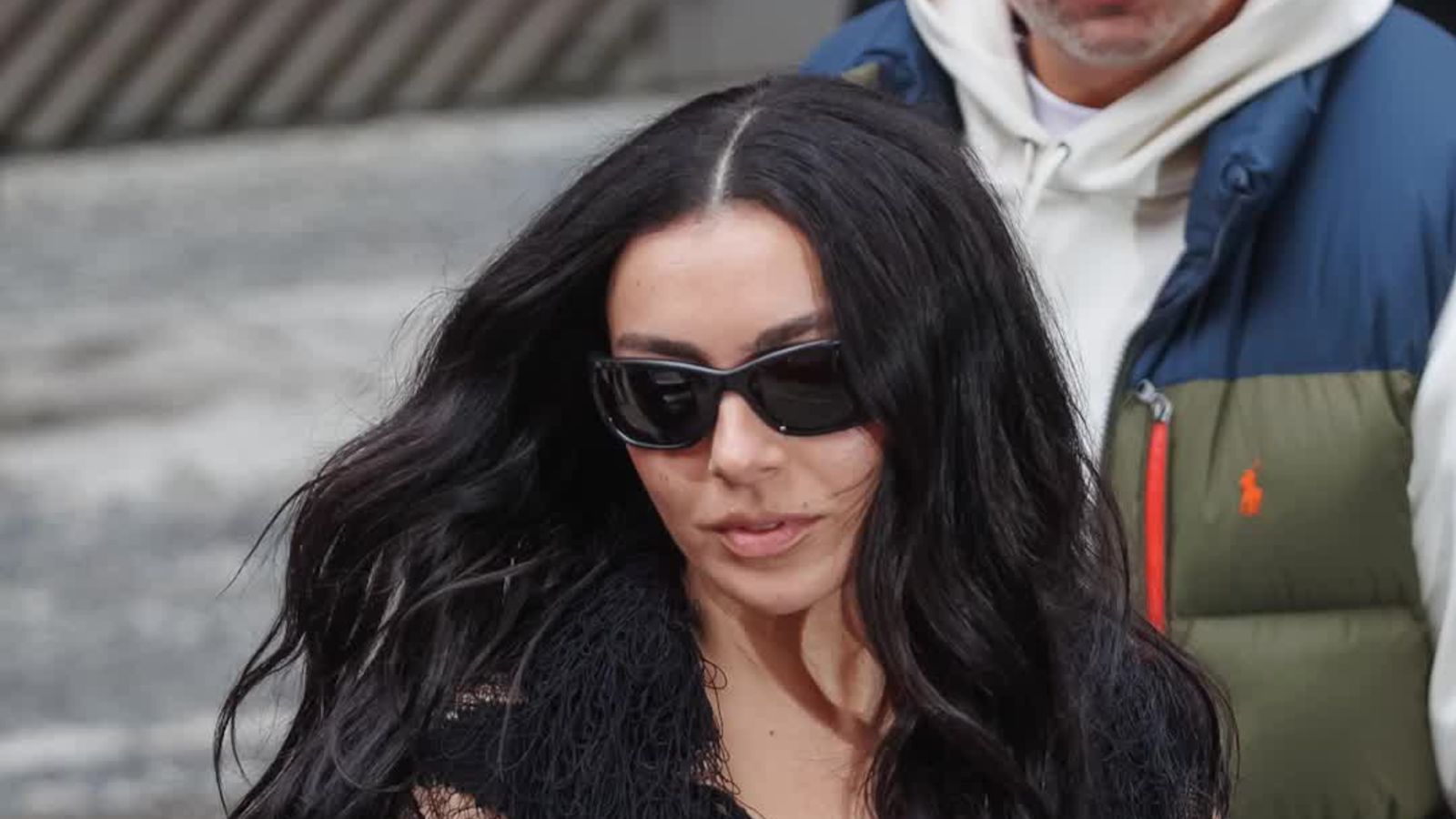 VOGUE News: Dua Lipa, Pamela Anderson und Charli xcx