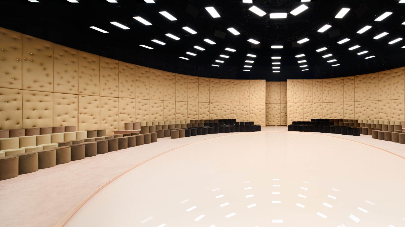 Formafantasma firma il set design della sfilata Ferrari, la decima collezione di Rocco Iannone per il brand. AD ve lo racconta