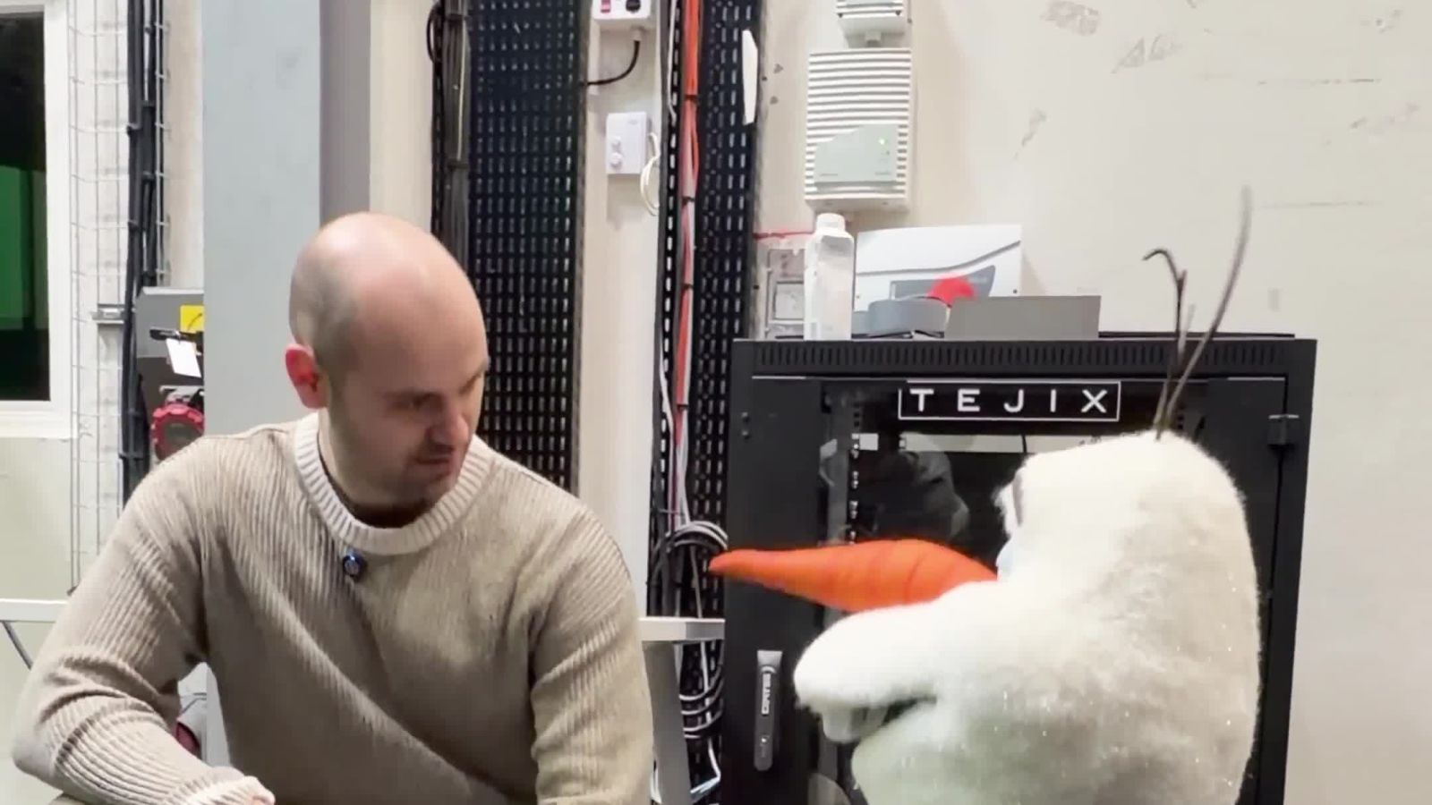 Olaf nos enseña cómo camina