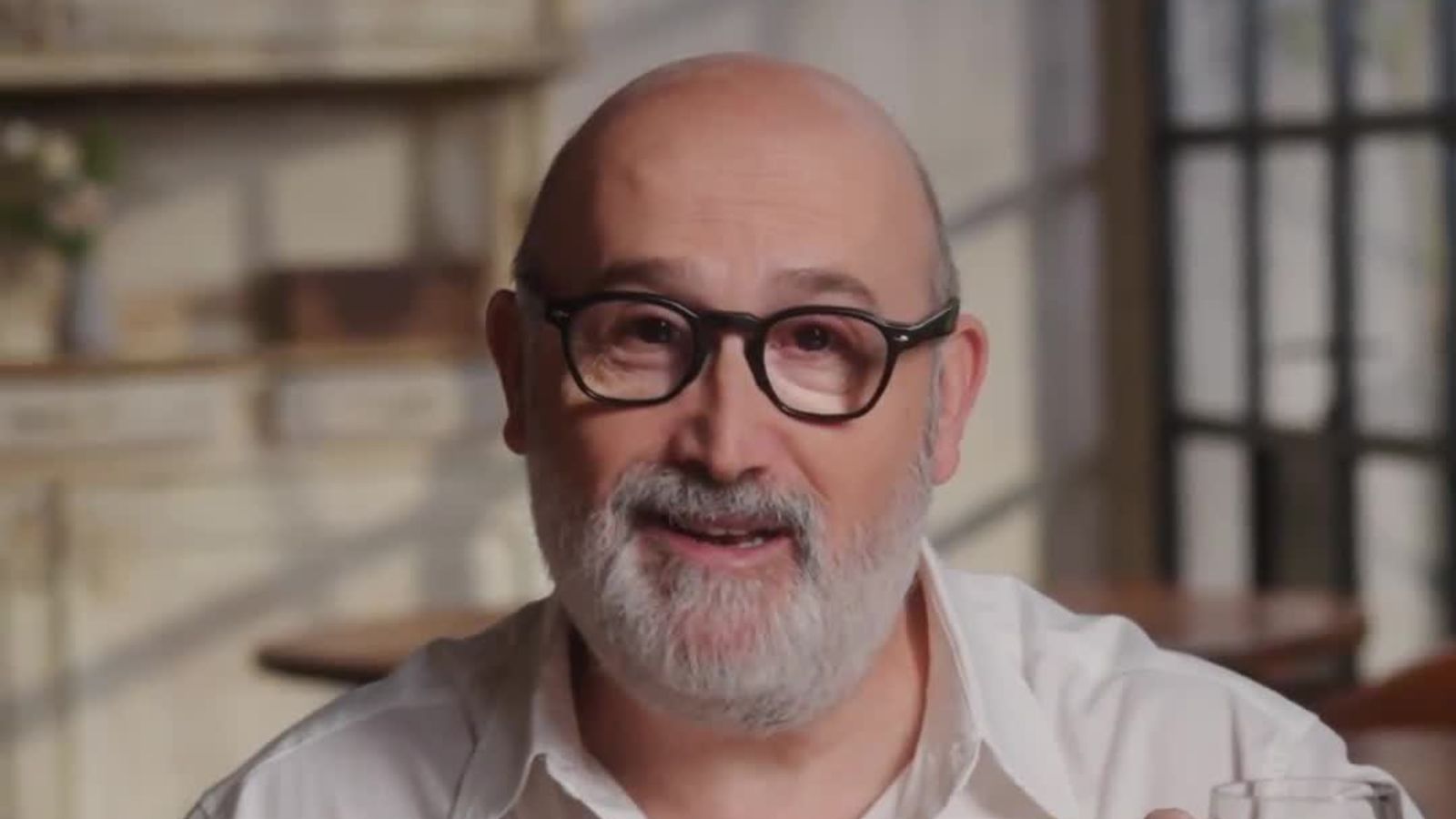 Entre brindis, carcajadas y alta cocina, nos sentamos a la mesa con Javier Cámara