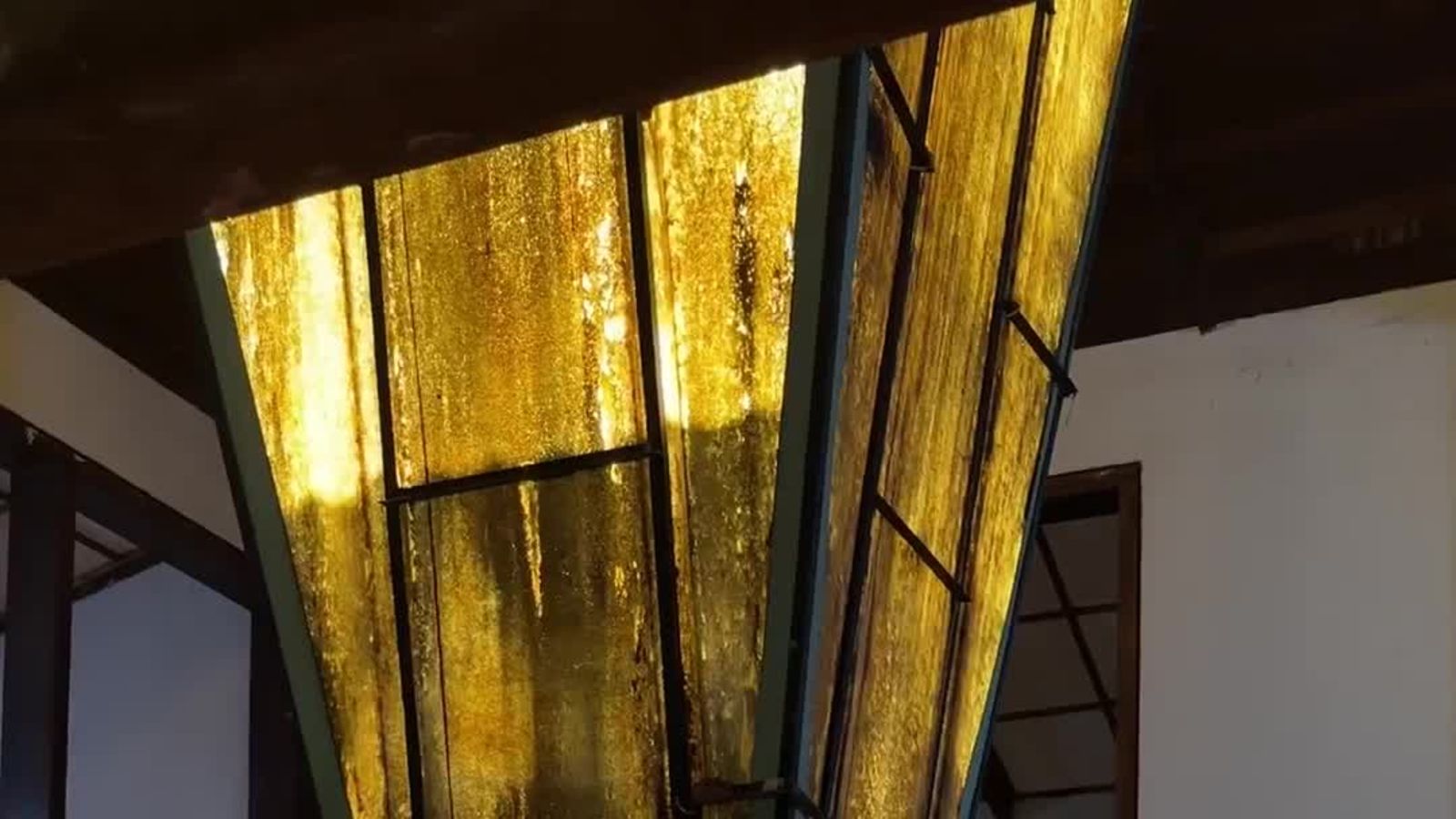 La casa autoprodotta di Demas Nwoko nella Nigeria rurale: il laboratorio di un artista che a 90 anni studia l’architettura tropicale