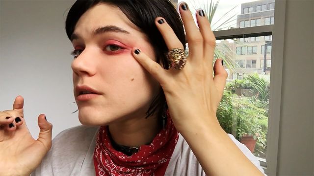 Watch French It Girl Soko’s Trick for the Ultimate Moody Eyeshadow